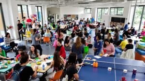 Team building clé en main à Pau : pourquoi choisir une salle multi-activités ?