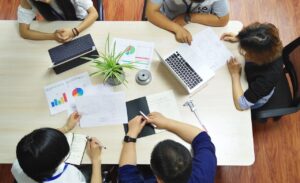 Engagement RSE dans les services d'accueil : comment allier performance et responsabilité sociale