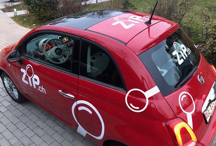 voiture rouge avec de la pub