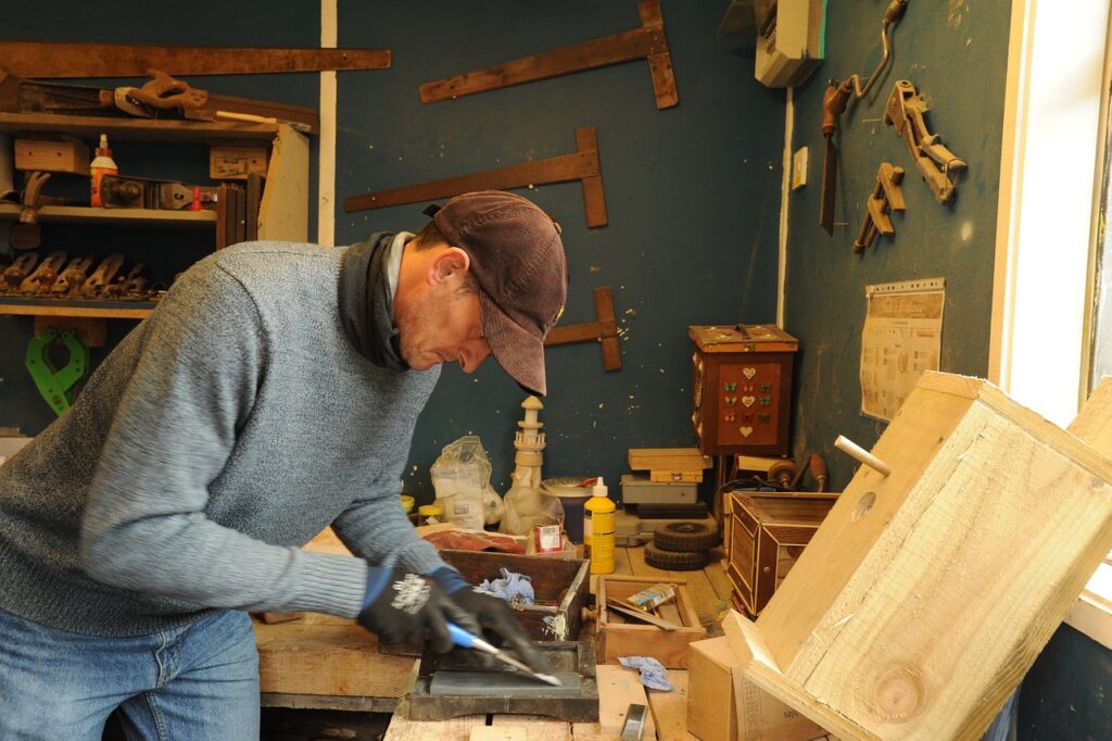 Table d’atelier roulante ou fixe : 4 vérités à connaître avant de choisir