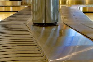 Convoyeurs aériens gravitaires : comment réduire les frictions et améliorer la fluidité du flux de marchandises ?